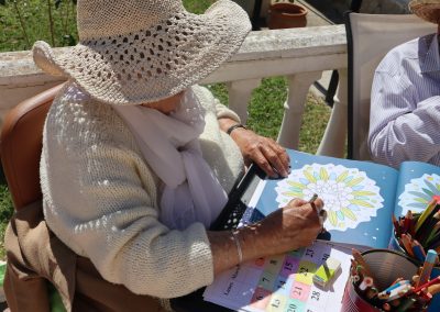 Terapia de dibujo en centro para mayores