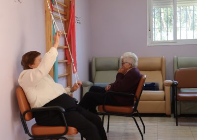 Práctica de gerontogimnasia en el centro de día para mayores