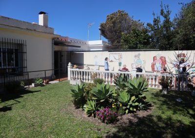 Jardín exterior delantero del centro para mayores