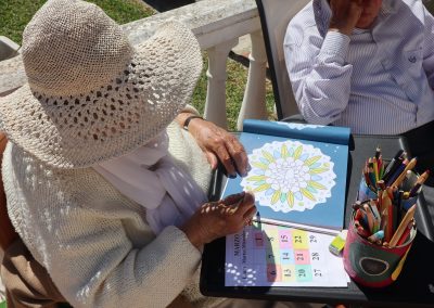 Actividad en un centro de día para personas mayores