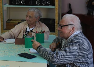 Usuarias realizando terapia para personas mayores